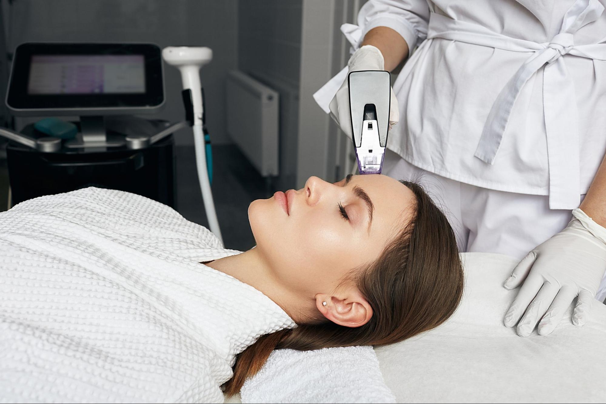 Woman-getting-Morpheus8-microneedling-at-NAENTA